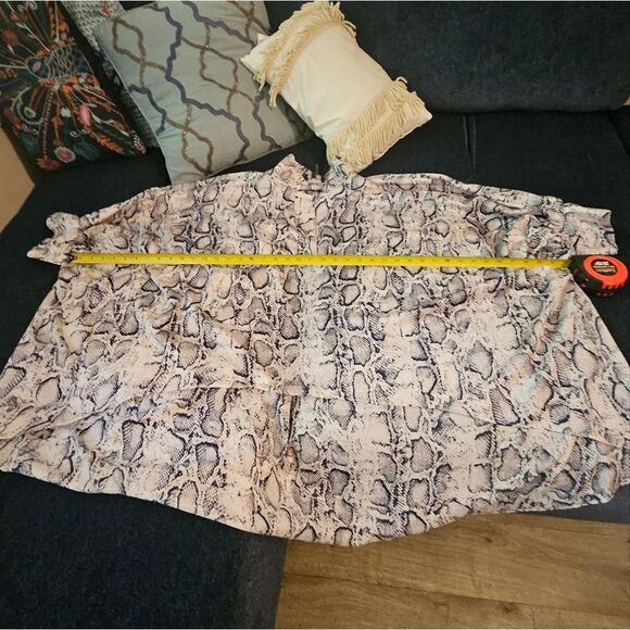 Gracia Snakeskin light pink and navy blouse - Picture 8 of 9